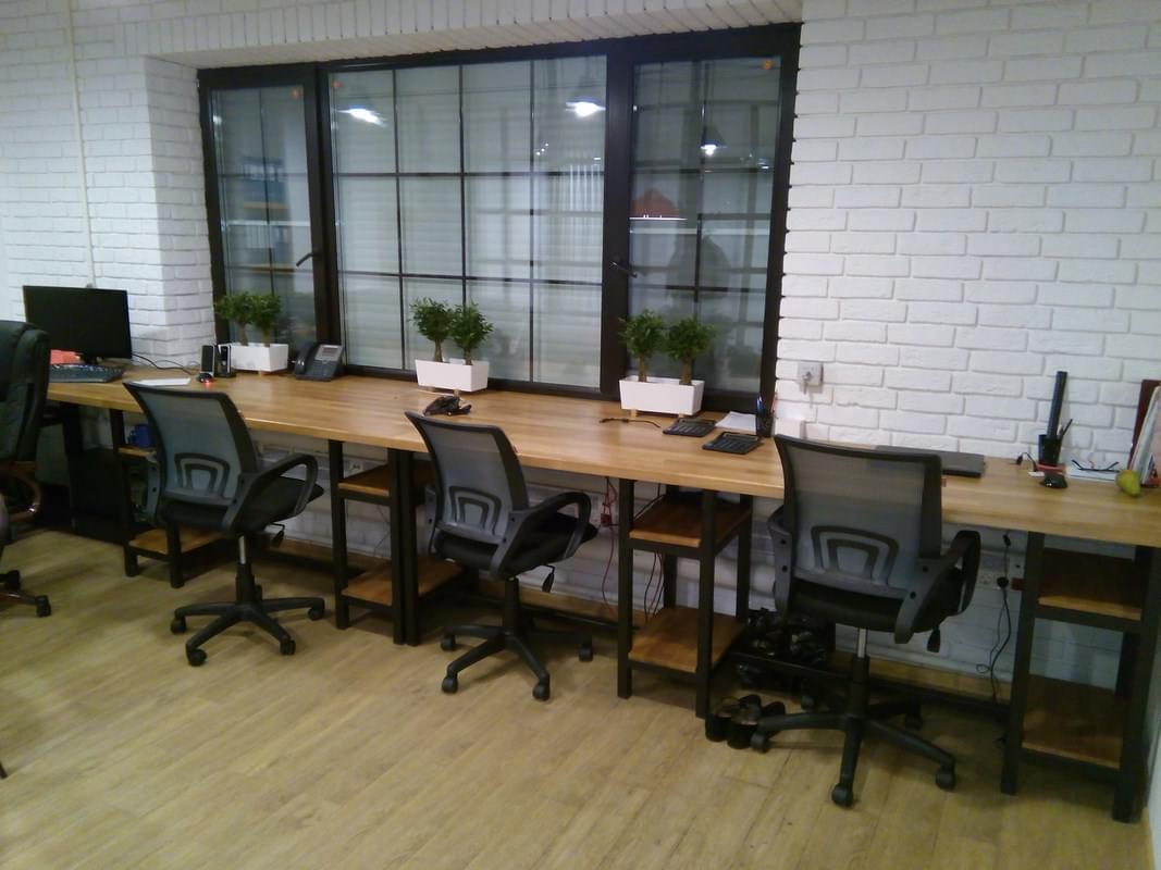 столы в офисе из дерева и металла